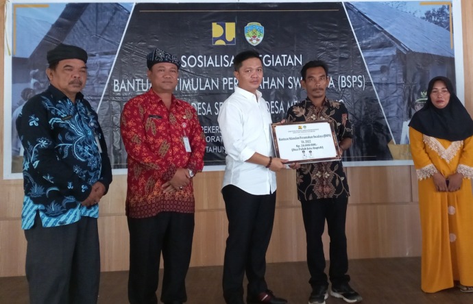 PERUMAHAN: Bupati Tana Tidung Ibrahim Ali menyerahkan secara simbolis bantuan rehab rumah program BSPS kepada penerima di aula Disdik Tana Tidung, Jumat (23/9).(FOTO:SOPIAN HADI/RADAR TARAKAN)