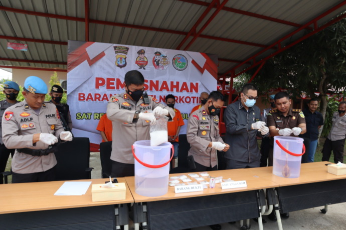 RACHMAD RHOMADHANI/RADAR KALTARA  DIMUSNAHKAN: Kapolres Bulungan AKBP Ronaldo Maradona T.P.P Siregar saat memimpin pelaksanaan pemusnahan barang bukti narkotika jenis sabu-sabu dengan berat sekitar 1.791,6 gram, Selasa (21/9).