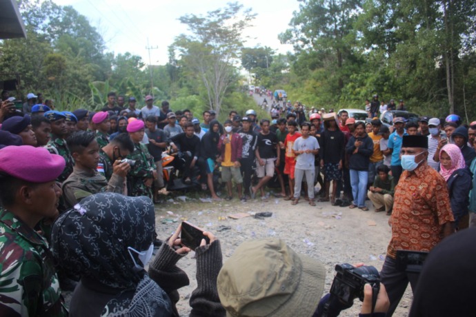 ADU ARGUMEN: Warga dan sejumlah personel TNI AL beradu argumen di depan jalan masuk Bumi Perkemahan Binalatung, Selasa (20/9). FOTO: AGUS DIAN ZAKARIA/RADAR TARAKAN