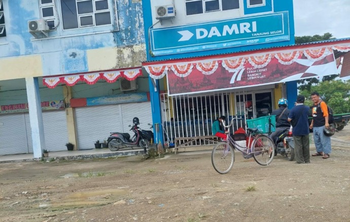 PENYESUAIAN HARGA TIKET: Aktivitas penumpang di terminal Perum Damri Tanjung Selor, Minggu (4/9). (PIJAI PASARIJA/RADAR KALTARA)