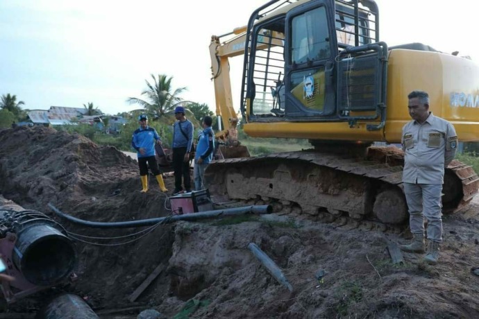 TINJAU: Wali Kota Tarakan dr. Khairul, M.Kes saat mengunjungi lokasi pemanfaatan embung Indulung pada Sabtu (17/9) lalu. (HUMAS PEMKOT TARAKAN)