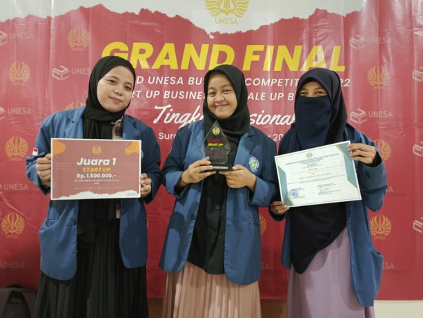 BERPRESTASI: Yustanti, Anjung Purnama dan Sunarti memegang plakat dan sertifikat juara.