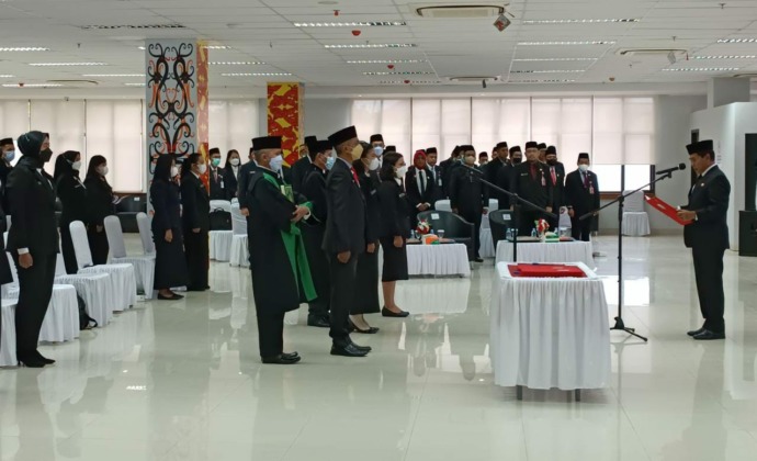 SUMPAH JANJI: Gubernur Kaltara, Drs. H. Zainal A Paliwang, SH,. M.Hum melantik pejabat fungsional di lingkungan Pemprov Kaltara. (IWAN KURNIAWAN/RADAR KALTARA)