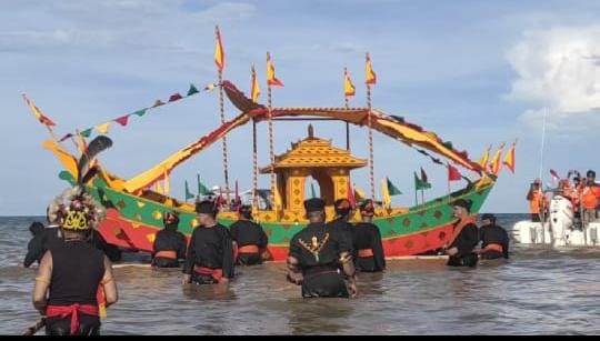 DITURUNKAN: Proses penurunan Padaw Tujuh Dulung di puncak Festival Iraw Tengkayu. (FOTO: IFRANSYAH/RADAR TARAKAN)