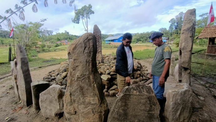 KEBANGGAAN: Yansen TP dan Tirusel saat berada di monumen Batu Ruyud, Fe