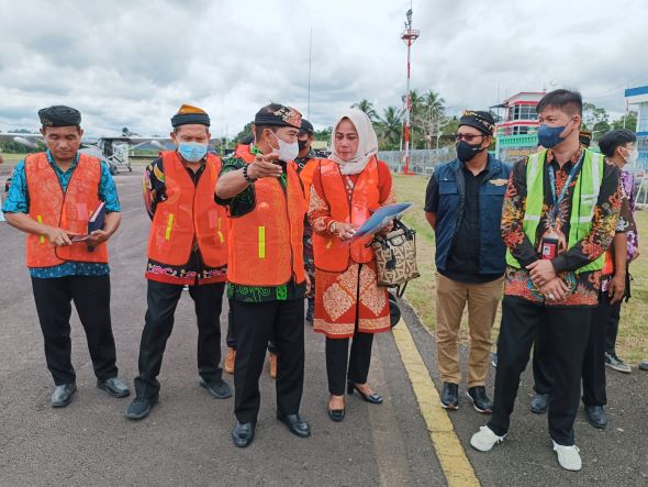 (IWAN KURNIAWAN/RADAR KALTARA)  SUBSIDI: Gubernur Kaltara, Zainal A Paliwang melepas penerbangan perdana SOA penumpang ke wilayah perbatasan di Bandara Tanjung Harapan, Jumat (18/11).