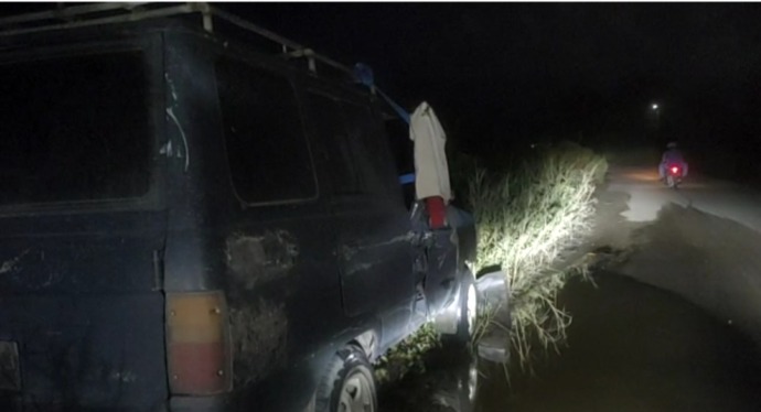 (AGUS DIAN ZAKARIA/RADAR TARAKAN)  RUSAK: Kondisi mobil warga yang diserempet truk di Jalan Sungai Bengawan, Kelurahan Juata Permai.