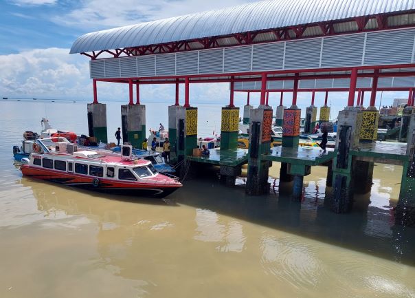 (PIJAI PASARIJA/RADAR KALTARA)  WASPADA COVID-19: Tampak aktivitas speedboat di Pelabuhan Tengkayu I Tarakan.