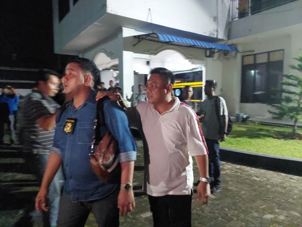 DIAMANKAN: Salah satu oknum KSOP Kelas III-A Tarakan yang dibawa oleh penyidik Ditreskrimsus Polda Kaltara terkait dugaan pungli, Selasa (8/11) sore. (FOTO: ELIAZAR/RADAR TARAKAN)