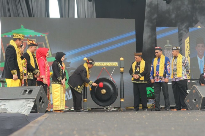 DIMULAI: Wakil Ketua MPR RI Yandri Susanto memukul gong tanda dimulainya Festival Budaya Irau 2022 yang telah dimulai sejak 27 Oktober hingga 6 November mendatang.(FOTO: SOPIAN HADI/RADAR TARAKAN)