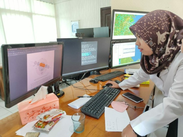 FENOMENA ALAM: Prakirawan BMKG Tarakan, Raina saat memberi penjelasan kepada Radar Tarakan terkait fenomena gerhana bulan total,Selasa (8/11).(FOTO: YEDIDAH PAKONDO//RADAR TARAKAN