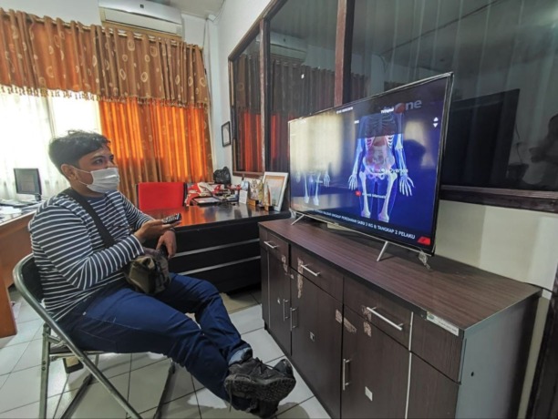 BERALIH KE DIGITAL: Salah satu masyarakat Tarakan sedang menikmati siaran televisi digital, Jumat (4/11). (FOTO: YEDIDAH PAKONDO/RADAR TARAKAN)