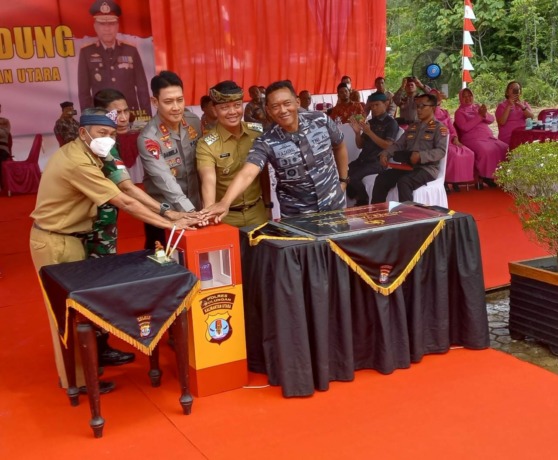 RESMI BERDIRI: Kapolda Kaltara  Irjen Pol. Daniel Adityajaya bersama Bupati Tana Tidung Ibrahim Ali dan unsur forkopimda menekan tombol sirine tanda diresmikannya Polres Tana Tidung, Senin (7/11).
