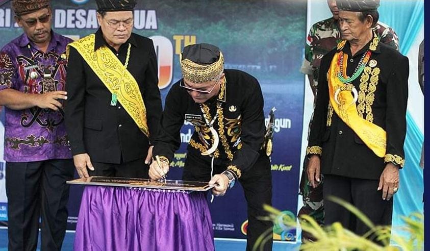 HADI/RADAR TARAKAN POTENSI: Bupati Malinau, Wempi Wellem Mawa menandatangani objek wisata Kuburan Kuno Dayak Belusu Bengalun yang dilaksanakan di Lapangan Sepak Bola Desa Sesua, pada Jumat (11/11).