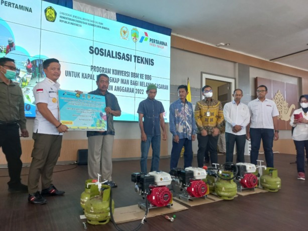 TERIMA BANTUAN: Bupati Tana Tidung Ibrahim Ali secara simbolis menyerahkan bantuan mesin berbahan bakar gas kepada nelayan,(FOTO: SOPIAN/RADAR TARAKAN)