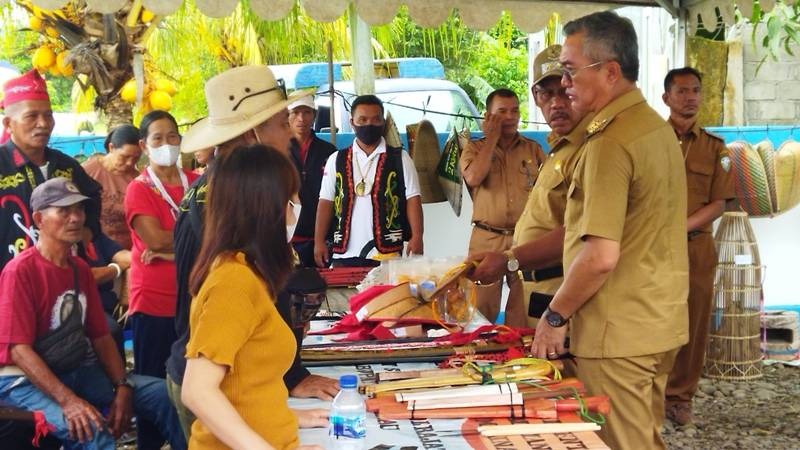 POTENSI LOKAL: Bupati Malinau saat meninjau produksi parang mandau hasil karya kaum milenial Desa Kaliamok.(FOTO: HADI ARIS/RADAR TARAKAN)