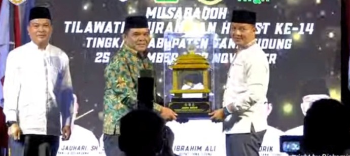 JUARA UMUM: Bupati Tana Tidung Ibrahim Ali didampingi Ketua Panitia MTQH XIV Arman Jauhari menyerahkan piala bergilir kepada Camat Sesayap Suriansyah.