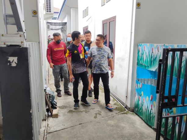 PENGELEDAHAN: Rumah dinas IS yang dilakukan pengeledahan oleh penyidik Ditreskrimsus Polda Kaltara, Rabu (9/11). (FOTO: DITRESKRIMSUS POLDA KALTARA)