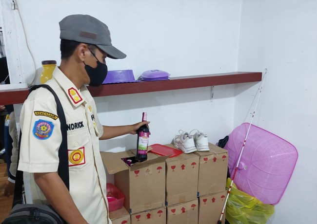 (PIJAI PASARIJA/RADAR KALTARA)  OPERASI PEKAT: Petugas menemukan 13 dus miras di salah satu rumah di Tanjung Selor.