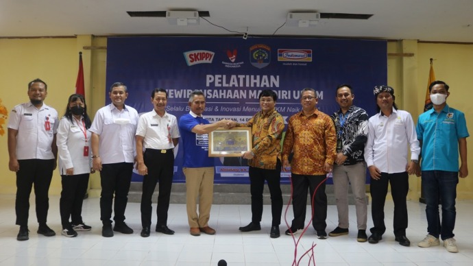 DISERAHKAN: Penyerahan cenderamata dari Indomaret oleh Manager CSR HO Indomaret, Policarpus Wibi Laksono (kanan) kepada Wali Kota Tarakan dr. H. Kairul, M.Kes (kiri) didampingi Kepala Diskoperindag Kota Tarakan, Untung Prayitno, S.E.
