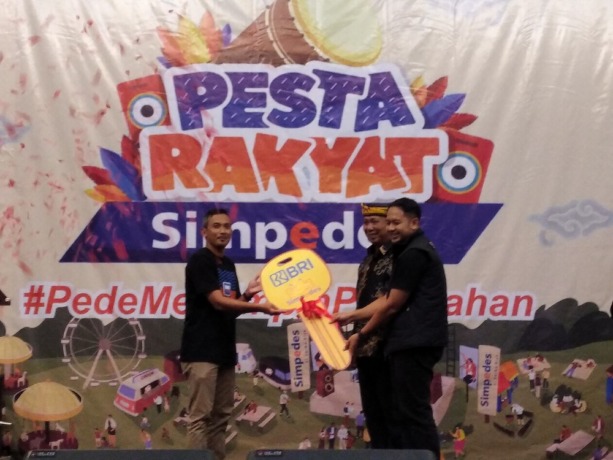 DOBIE STEVEN/RADAR TARAKAN SIMBOLIS: Asisten Pemerintahan dan Kesejahteraan Rakyat Sekretariat Kota Tarakan, Drs. H. Tarmiji, M.H dan Branch Office Head, Doan Taurino Arief menyerah secara simbolis hadiah grand prize satu unit mobil.