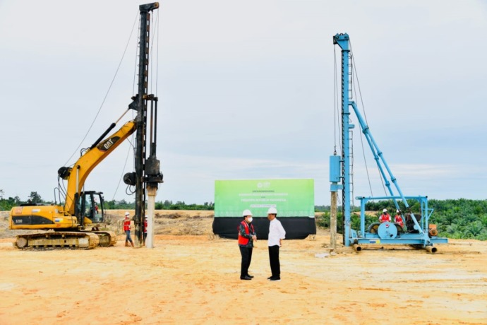 (RADAR KALTARA) PROYEK STRATEGIS: Presiden RI Jokowi saat melakukan groundbreaking KIHI Tanah Kuning-Mangkupadi lalu tahun lalu. Rencananya dalam waktu dekat ini Presiden akan kembali mengecek progresnya.