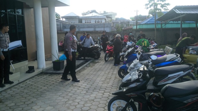 (ELIAZAR/RADAR TARAKAN) PEMBINAAN: Orang tua pelaku balap liar diberikan kembali motor yang digunakan pada pelaku dan diberikan pembinaan.