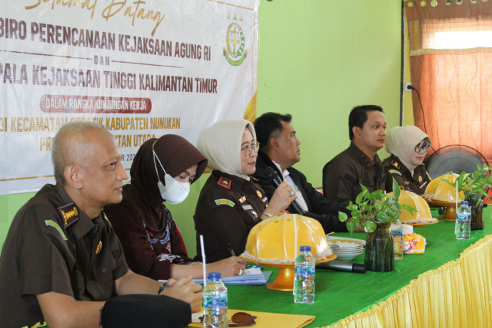 (KEJARI NUNUKAN UNTUK RADAR TARAKAN)  PERMUDAH PELAYANAN: Tim Biro Perencanaan Kejagung RI, Tim Sekretariat Kabinet RI bersama Plt Kajati Kaltim didampingi Bupati Nunukan Hj. Asmin Laura Hafid saat berkunjung ke Sebatik melihat lokasi pembangunan Kantor K
