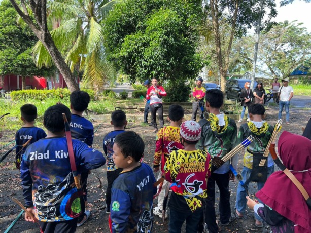 LATIHAN: Atlet-atlet Fespati Nunukan sedang menggelar sesi latihan panahan tradisional.