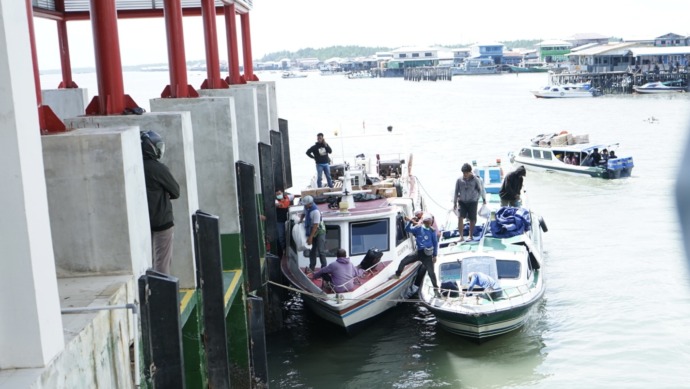 MASIH PADAT: Armada speedboat di Pelabuhan Tengkayu I melayani penumpang yang cukup padat hingga kemarin (27/12). FOTO: IFRANSYAH/RADAR TARAKAN