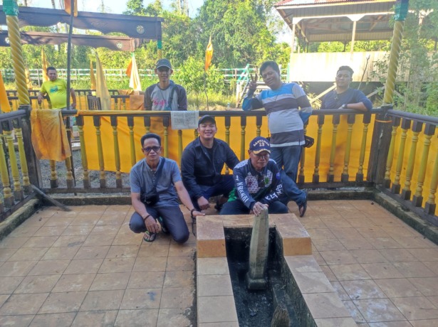 MAKAM TOKOH: Tim saat mengunjungi makam yang diyakini sebagai pusara dari tokoh penyebar agama Islam pertama di Sembakung. (FOTO: DOK DISBUDPORAPAR)