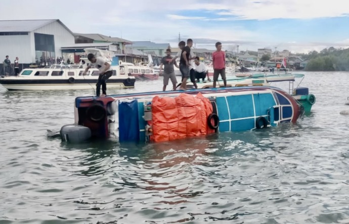 TERBALIK: Kondisi SB Arshiya yang memuat barang kargo terbalik di Pelabuhan Tengkayu I Tarakan, Rabu (7/12). (FOTO: IFRANSYAH/RADAR TARAKAN)
