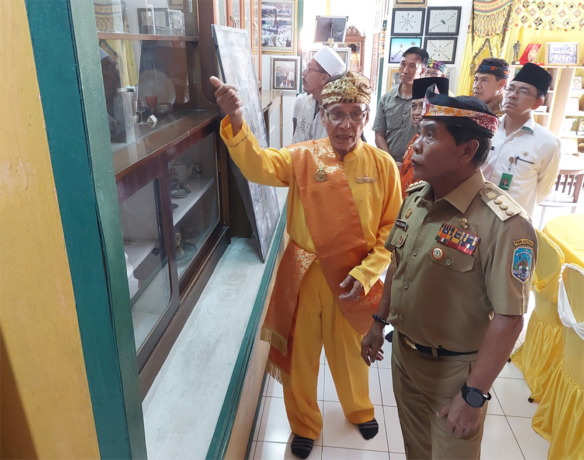 (PIJAI PASARIJA/RADAR KALTARA) SEJARAH KESULTANAN BULUNGAN: Gubernur Kaltara Zainal Arifin Paliwang melihat isi di dalam museum Kesultanan Bulungan yang akan direvitalisasi tahun depan.