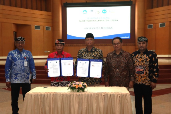 KERJA SAMA: Penandatangan nota kesepahaman antara Rektor Universitas Terbuka Prof. Ojat Darojat, M.Bus., Ph.D  dengan Gubernur Provinsi Kalimantan Utara Drs. Zainal A. Paliwang. SH., M.Hum.