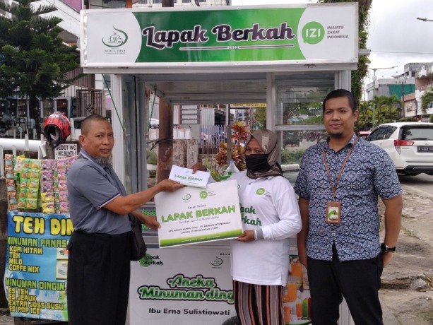DISALURKAN: Ketua UPZ Nurul Iman – PT. MIP, Sampir Sutrisno didampingi Kepala Perwakilan IZI Kaltara gReza Fahriza secara simbolis menyerahkan gerobak jualan dan modal kepada Erna Sulistiowati sebagai penerima manfaat, pada Senin (12/12).