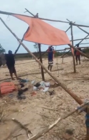 KHAWATIR TSUNAMI: Sebuah potongan video menunjukkan warga membangun tenda darurat di Binalatung, Tarakan Timur, Kamis (15/12). (FOTO: ISTIMEWA)