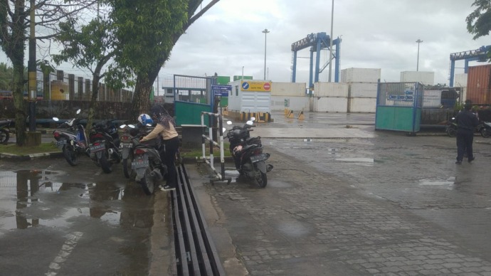 BENAHI: Pelayanan di terminal Pelabuhan Malundung akan segera dibenahi untuk persiapan moment nataru. (FOTO: ELIAZAR/RADAR TARAKAN)