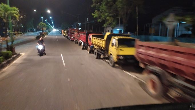 PERTANYAKAN : Masih terjadinya antrean kendaraan di SPBU, membuat masyarakat mempertanyakan sikap dan ketegasan pemerintah dan instansi terkait. FOTO DOK