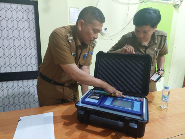 CEGAH ODOL: Plt Kepala Dishub Kaltara memperlihatkan alat kontrol jembatan timbang portable. FOTO : PIJAI PASARIJA/RADAR KALTARA