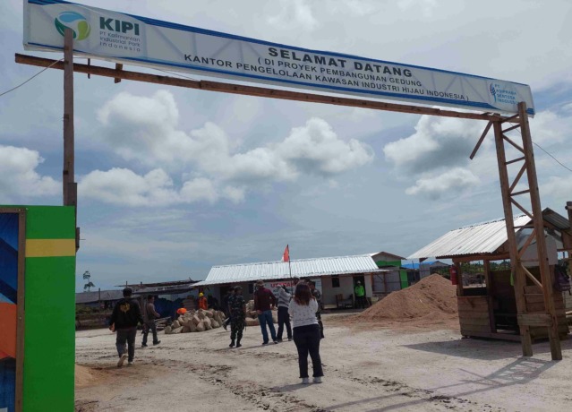MASIH BERPROGRES: Tampak lokasi pembangunan jetty di Kawasan Industri Hijau Indonesia (KIHI) Tanah Kuning-Mangkupadi di Kecamatan Tanjung Palas Timur. PIJAI PASARIJA/RADAR KALTARA