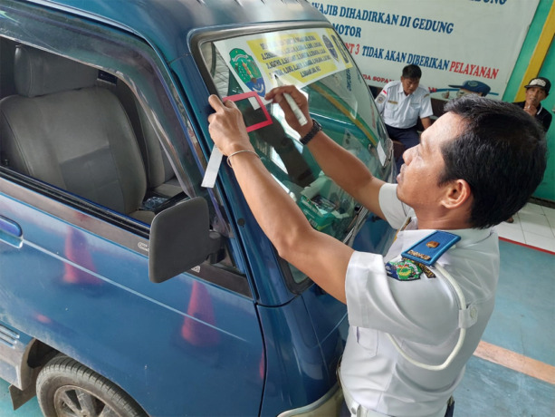 UJI KIR: Tampak petugas Dishub Bulungan saat melakukan uji kir sejumlah kendaraan. PIJAI PASARIJA/RADAR KALTARA