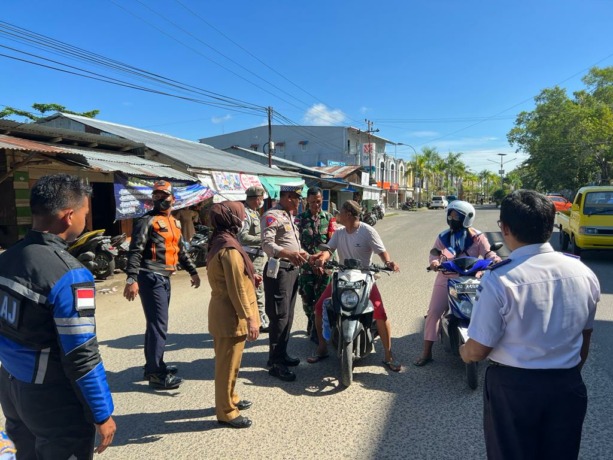 SATU ARAH: Personel gabungan Satlantas Polres Nunukan dan Dishub Nunukan saat melakukan sosialisasi ke pengendara terkait jalan satu arah di Jalan Yamaker, Nunukan. RADAR TARAKAN