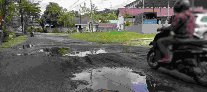 BERLUBANG: Kondisi Jalan Panglima Batur, RT 13, Kelurahan Pamusian, Tarakan Tengah mengalami kerusakan yang cukup parah. AGUS DIAN ZAKARIA/RADAR TARAKAN