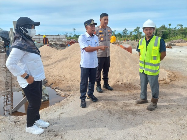 PIJAI PASARIJA/RADAR KALTARA RETRIBUSI TKA: Tampak Bupati Bulungan, Syarwani bersama Kapolres Bulungan AKBP Ronaldo Maradona saat melakukan peninjauan pembangunan KIHI.