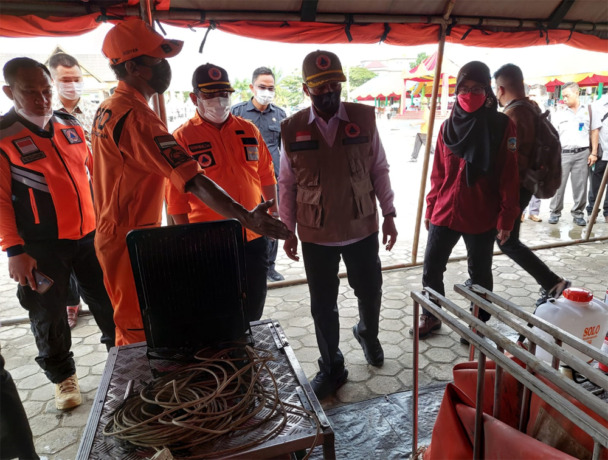 PIJAI PASARIJA/RADAR KALTARA CEK PERALATAN: Sekkab Bulungan, Risdianto mengecek kesiapan peralatan yang dimiliki BPBD Bulungan.