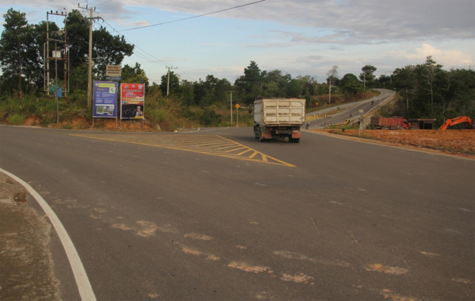 PIJAI PASARIJA/RADAR KALTARA DIPANTAU: Kendaraan yang melebihi kapasitas akan ditindak oleh kepolisian guna mencegah kecelakaan lalu lintas dan memperpanjang usia jalanan.