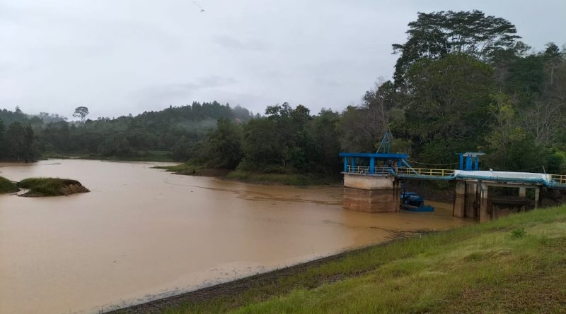 MULAI TERISI : Kondisi embung yang dikelola PDAM Nunukan setelah diguyur hujan, Jumat (6/1).