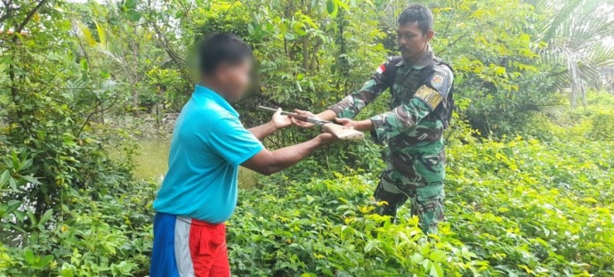 SERAHKAN SENPI: Senpi rakitan yang ditemukan MR di tambak, diserahkan ke personal Lanal Nunukan. DOK LANAL NUNUKAN