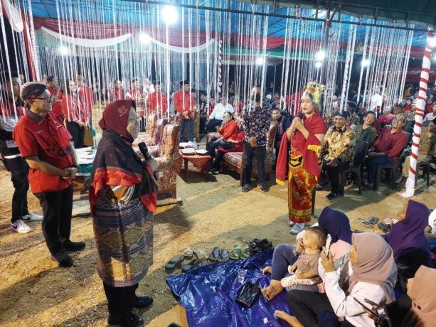 SAPA WARGA: Mensos Tri Rismaharini berdialog dengan salah satu warga transmigrasi di Desa Karang Agung, Senin (23/1). PIJAI PASARIJA/RADAR KALTARA