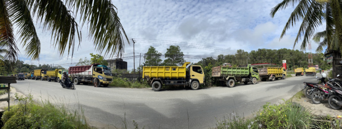 BERBURU SOLAR: Antrean truk di Jalan Aki Balak, di depan SPBU Juata Kerikil memicu kemacetan parah. FOTO: IFRANSYAH/RADAR TARAKAN